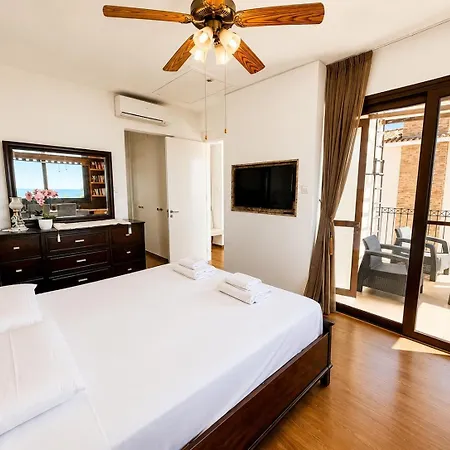 Villa Emerald Seafront *